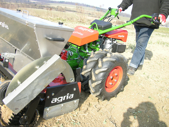 agria 5500 mit Kreiselegge und Aufsattelsämaschine agria 5500 mit Kreiselegge und Aufsattelsämaschine