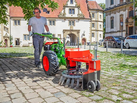 Umweltbewusste Wildkrautbeseitigung ohne Glyphosat Einachser agria 3400 mit Wildkrautbürste WK 70