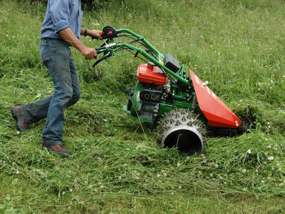agria 5500 mit Mähbalken und Stachelwalzen agria 5500 mit Mähbalken und Stachelwalzen