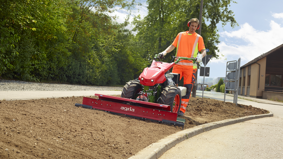 agria 5900 Cyclone mit Planierrechen agria 5900 Cyclone mit Planierrechen