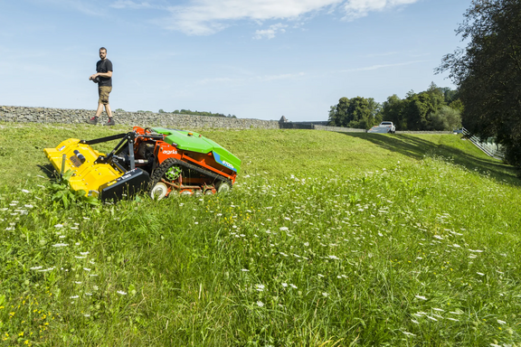 agria 9700e Ferngesteuerter Akku-Geräteträger mit Müthing MU-FM Vario Mulchgerät agria 9700e Ferngesteuerter Akku-Geräteträger mit Müthing MU-FM Vario Mulchgerät