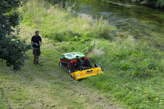 agria 9700e Ferngesteuerter Akku-Geräteträger mit Müthing MU-FM Vario Mulchgerät agria 9700e Ferngesteuerter Akku-Geräteträger mit Müthing MU-FM Vario Mulchgerät