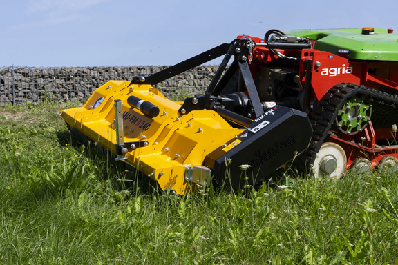 agria 9700e Ferngesteuerter Akku-Geräteträger mit Müthing MU-FM Vario Mulchgerät agria 9700e Ferngesteuerter Akku-Geräteträger mit Müthing MU-FM Vario Mulchgerät