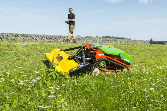 agria 9700e Ferngesteuerter Akku-Geräteträger mit Müthing MU-FM Vario Mulchgerät agria 9700e Ferngesteuerter Akku-Geräteträger mit Müthing MU-FM Vario Mulchgerät