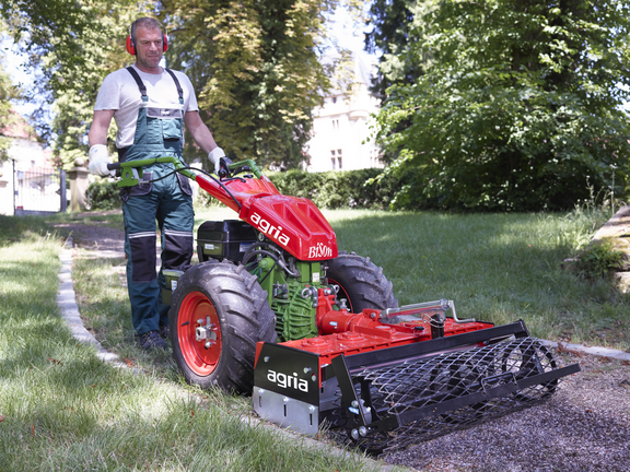 agria 5900 Bison mit Wegepflegegerät agria 5900 Bison mit Wegepflegegerät