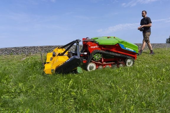 agria 9700e Ferngesteuerter Akku-Geräteträger mit Müthing MU-FM Vario Mulchgerät agria 9700e Ferngesteuerter Akku-Geräteträger mit Müthing MU-FM Vario Mulchgerät