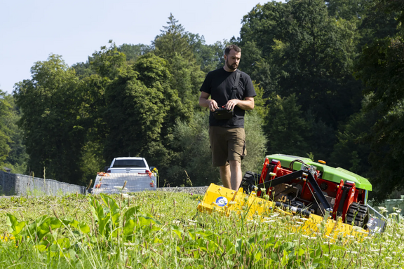 agria 9700e Ferngesteuerter Akku-Geräteträger mit Müthing MU-FM Vario Mulchgerät agria 9700e Ferngesteuerter Akku-Geräteträger mit Müthing MU-FM Vario Mulchgerät