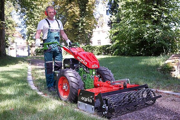 agria 5900 Bison agria 5900 Bison Geräteträger mit Wegepflegegerät