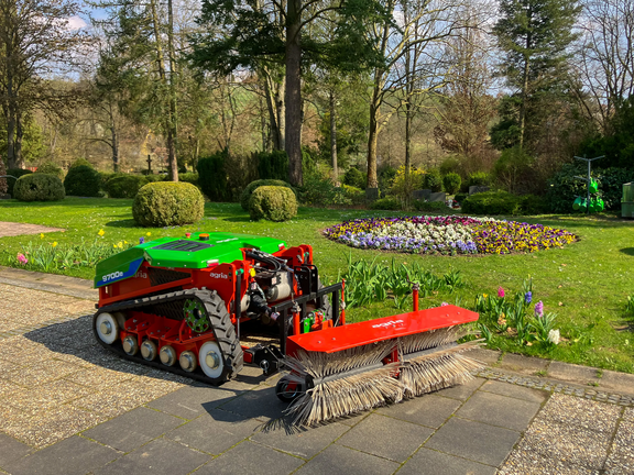 agria 9700e mit Kehrbürste auf dem Friedhof agria 9700e mit Kehrbürste auf dem Friedhof