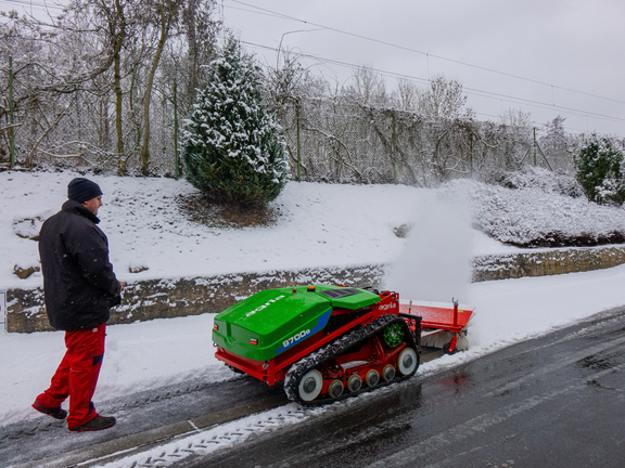 agria 9700e mit Kehrbürste agria 9700e mit Kehrbürste