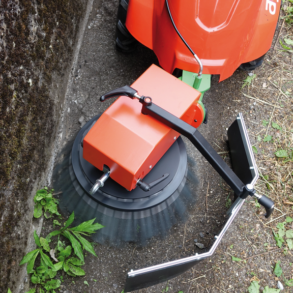 Effektive Beseitigung von Wildkraut auch entlang von Kanten und Mauern Effektive Beseitigung von Wildkraut auch entlang von Kanten und Mauern
