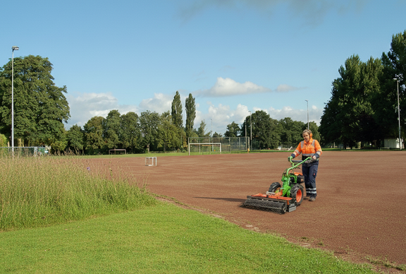 agria 3400 mit Wegepflegegerät auf Sportplatz agria 3400 mit Wegepflegegerät auf Sportplatz