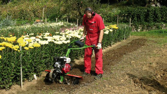 agria 0100-R mit Hackwerkzeugen agria 0100-R mit Hackwerkzeugen