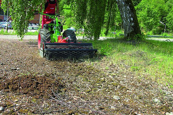 agria 3400 mit Wegepflegegerät auf Wegen agria 3400 mit Wegepflegegerät auf Wegen
